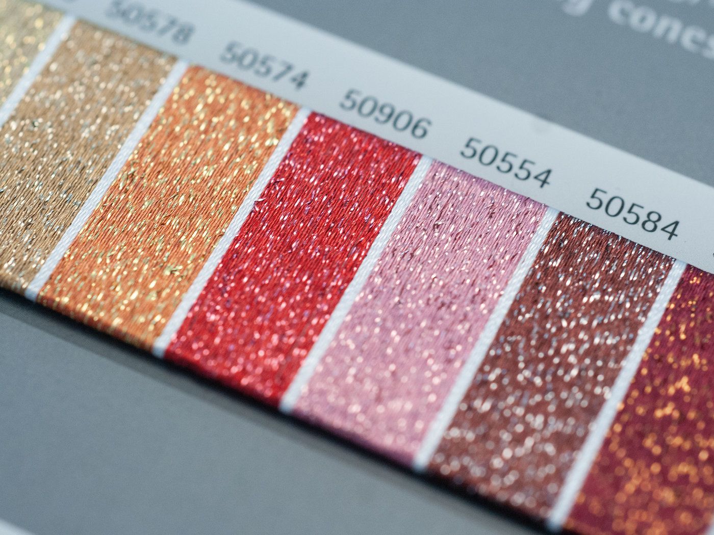 POLY SPARKLE: Glitzerndes Stickgarn für einzigartige Textilveredelung bei Buntwäsche