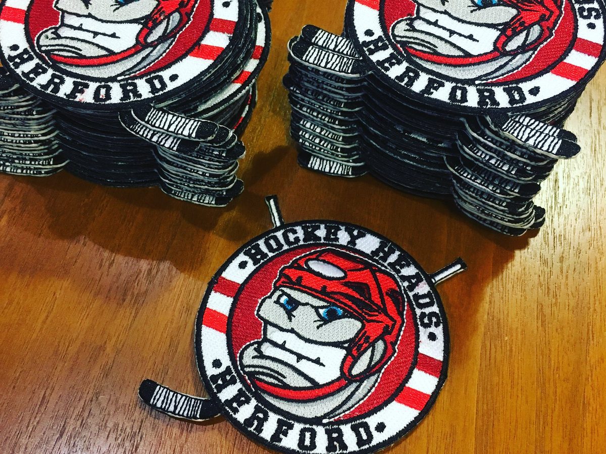 Gestapelte gestickte Aufnäher in Sonderform für die Hockey Heads Herford