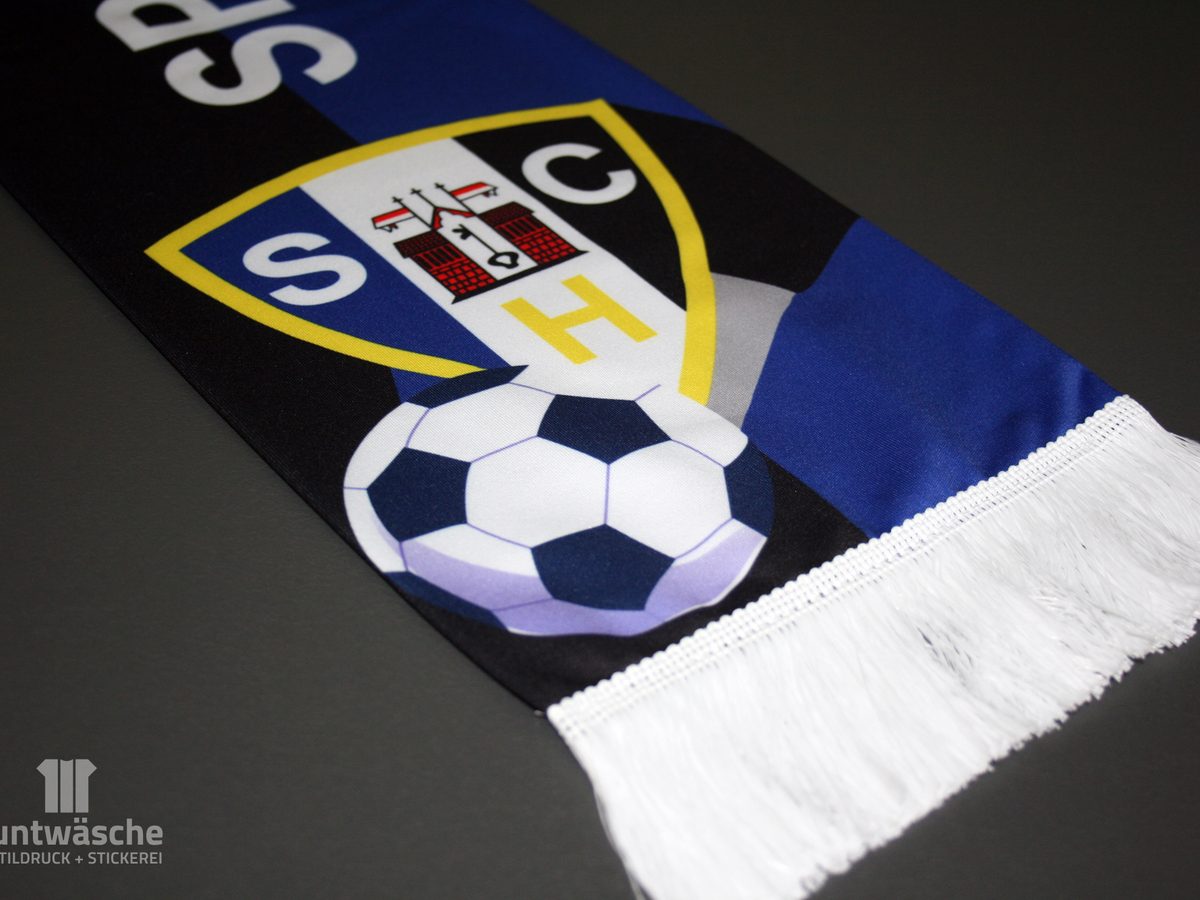 Bedruckter Fanschal mit Vereinswappen und Fußball, mit weißen Fransen