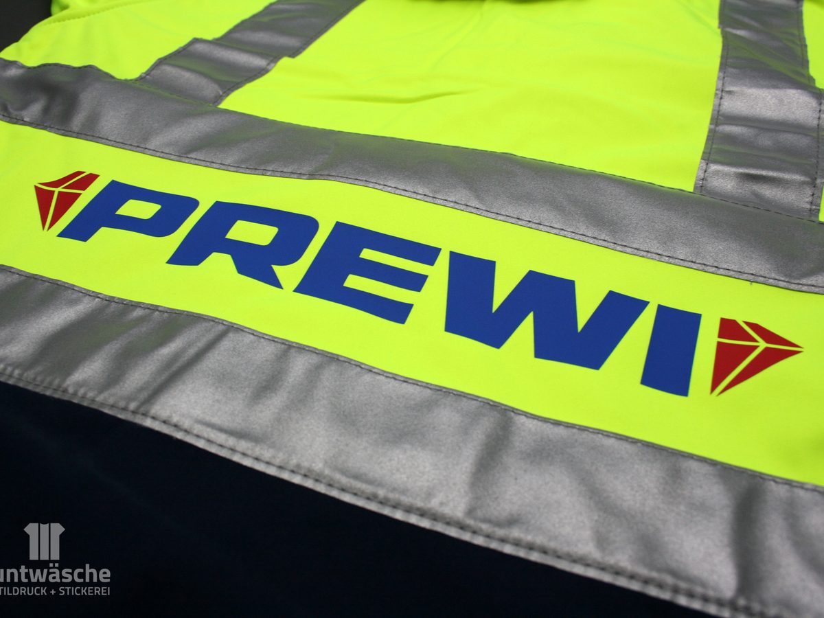 Zweifarbiges PREWI-Logo auf einer gelben Warnschutzjacke mit Reflexstreifen